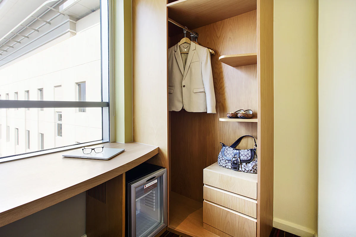 کمد داخل اتاق هتل ایبیس دیره سیتی سنتر دبی